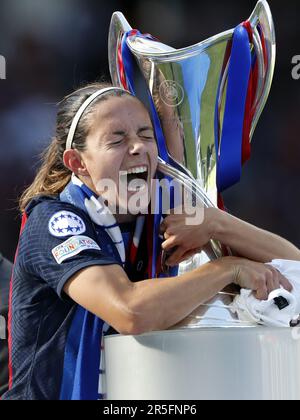 EINDHOVEN – MAPI Leon des FC Barcelona mit der UEFA Champions League-Trophäe für Frauen nach dem UEFA Champions League-Finale für Frauen zwischen dem FC Barcelona und dem VfL Wolfsburg am 3. Juni 2023 im Phillips Stadion in Eindhoven, Niederlande. ANP MAURICE VAN STONE Stockfoto