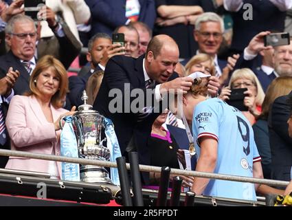Der Prince of Wales verleiht dem Erling Haaland von Manchester City nach dem Finale des Emirates FA Cup im Wembley Stadium in London eine Medaille. Foto: Samstag, 3. Juni 2023. Stockfoto