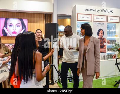 London, Großbritannien. 03. Juni 2023. Sabrina & Idris Elba Gründer von S'able Labs Skincare treffen und begrüßen bei Space NK, Westfield White City, London. Sabrina Elba und Idris Elba haben S'able Labs, eine neue Marke für Wohlbefinden, eingeführt. Geschlechtslose Hautpflege. Kredit: Kingsley Davis/Alamy Live News Kredit: Kingsley Davis/Alamy Live News Stockfoto