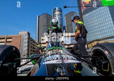 Detroit, Michigan, USA. 3. Juni 2023. INDYCAR-Fahrer AGUSTIN HUGO CANAPINO (R) (78) aus Arrecifes, Argentinien, bereitet sich auf den Chevrolet Detroit Grand Prix in den Straßen der Innenstadt von Detroit vor. (Kreditbild: © Walter G. Arce Sr./ZUMA Press Wire) NUR REDAKTIONELLE VERWENDUNG! Nicht für den kommerziellen GEBRAUCH! Stockfoto