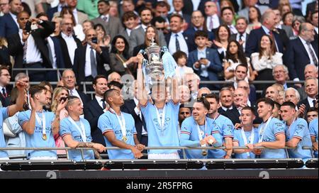 London, Großbritannien. 3. Juni 2023. Ilkay Gundogan aus Manchester City hebt den FA Cup 2022/23 während des FA Cup-Spiels im Wembley Stadium, London. Das Bild sollte lauten: Gary Oakley/Sportimage Credit: Sportimage Ltd/Alamy Live News Stockfoto