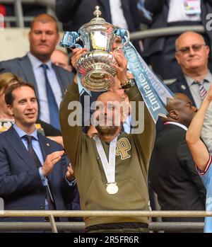 London, Großbritannien. 03. Juni 2023. 03. Juni 2023 – Manchester City/Manchester United – Emirates FA Cup-Finale – Wembley Stadium. Die Pep Guardiola von Manchester City feiert den Gewinn des FA-Cup-Finales 2023. Bildkredit: Mark Pain / Alamy Live News Stockfoto