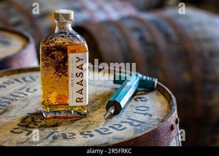 Whisky-Flasche mit Stöckelabzieher und Fass in der Raasay-Destillerie auf der hebridischen Insel Raasay, Schottland Stockfoto