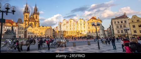 Prag, TSCHECHISCHE REPUBLIK - 15. Mai 2023: Hauptplatz Staroměstské náměstí in Prag mit der gotischen Kirche Teyn, Pferdekutschen und Touristen Stockfoto