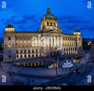 Prag, TSCHECHISCHE REPUBLIK - 17. Mai 2023: Nationalmuseum in Prag mit Besuchern während der Blue Hour. Stockfoto