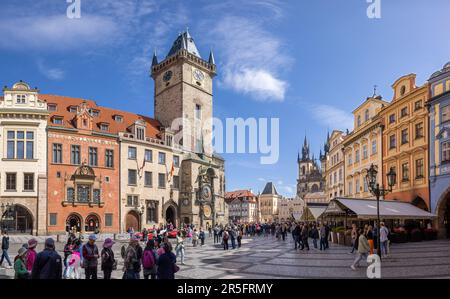 Prag, TSCHECHISCHE REPUBLIK - 19. Mai 2023: Prager Rathaus mit der berühmten mittelalterlichen astronomischen Uhr und Touristen. Stockfoto