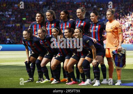 EINDHOVEN - (lr) Sandra Panos vom FC Barcelona, Irene Paredes vom FC Barcelona, MAPI Leon vom FC Barcelona, Mariona Caldentey vom FC Barcelona, Caroline Graham Hansen vom FC Barcelona, Patri Guijarro vom FC Barcelona, Aitana Bonmati vom FC Barcelona, Lucy Bronze vom FC Barcelona, Fridolina Rolfo vom FC Barcelona, Salma Paralluelo vom FC Barcelona und Keira Walsh vom FC Barcelona vor dem UEFA Champions League-Finale der Frauen zwischen dem FC Barcelona und dem VfL Wolfsburg im Phillips Stadion am 3. Juni 2023 in Eindhoven, Niederlande ANP MAURICE VAN STONE Stockfoto