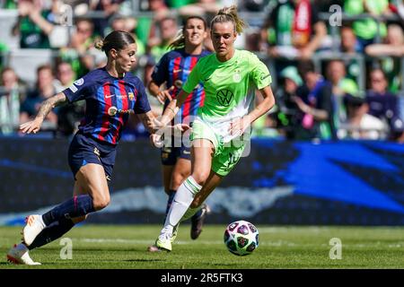 Eindhoven, Niederlande. 03. Juni 2023. EINDHOVEN, NIEDERLANDE - JUNI 3: MAPI Leon vom FC Barcelona wird am 3. Juni 2023 im PSV-Stadion in Eindhoven, Niederlande, von Jill Roord von VfL Wolfsburg während des Finalspiels der UEFA Women's Champions League zwischen dem FC Barcelona und dem VfL Wolfsburg herausgefordert (Foto von Joris Verwijst/Orange Pictures) Guthaben: Orange Pics BV/Alamy Live News Stockfoto