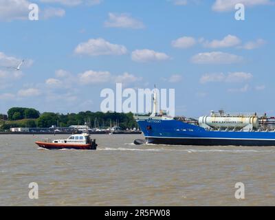 Harwich, Essex - 3. Juni 2023:das Kattegat-Öl- und Chemikalientankschiff im Hafen von Harwich in Begleitung eines Hafenpiloten. Stockfoto