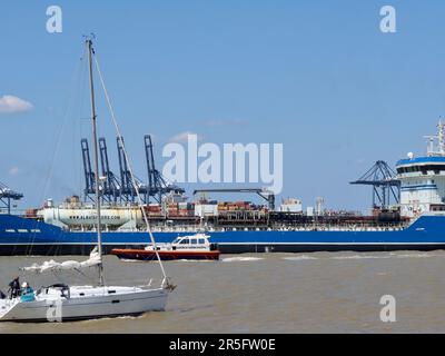 Harwich, Essex - 3. Juni 2023:das Kattegat-Öl- und Chemikalientankschiff im Hafen von Harwich in Begleitung eines Hafenpiloten. Stockfoto