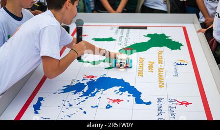 Im Rahmen des Robotikfestivals in Kalamata, Griechenland, demonstrieren die Studenten Robotik-Schulungen. Stockfoto