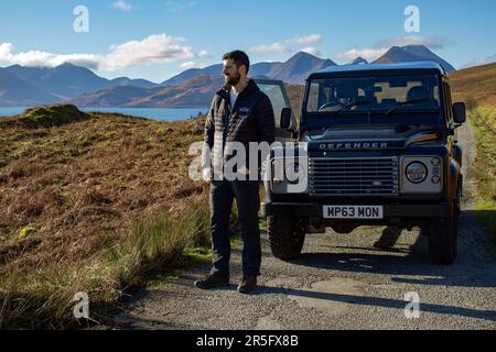 Norman Gillies Raasay Destillery Manager mit seinem Land Rover auf der hebridischen Insel Raasay, Schottland Stockfoto