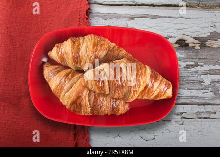 Frisch gebackene leckere Croissants. Draufsicht. französisches Gebäck. Stockfoto