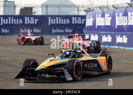 05 HUGHES Jake (gbr), Neom McLaren Formula E Team, Spark-Nissan, Nissan e-4ORCE 04, Action Hankook Tyres während des 2023. Jakarta ePrix, 8. Tagung der ABB FIA Formel E World Championship 2022-23, auf der Jakarta International e-Prix Circuit vom 2. Bis 3. Juni 2023 in Jakarta, Indonesien – Foto: Damien Doumergue/DPPI/LiveMedia Stockfoto