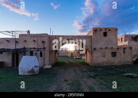 Verlassenes orientalisches Dorf. Zerstörte Häuser mit Strohdächern. Stockfoto