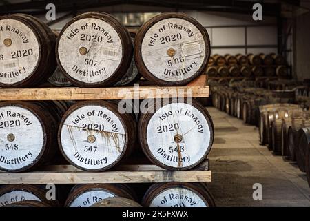 Lagerhaus der Raasay-Brennerei auf der hebridischen Insel Raasay, Schottland Stockfoto