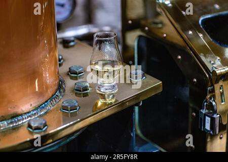 DRAM mit Single Malt Whisky in der Torabhaig Distillery auf der Isle of Skye, Schottland. Stockfoto