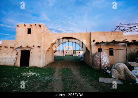 Verlassenes orientalisches Dorf. Zerstörte Häuser mit Strohdächern. Stockfoto