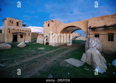 Verlassenes orientalisches Dorf. Zerstörte Häuser mit Strohdächern. Stockfoto