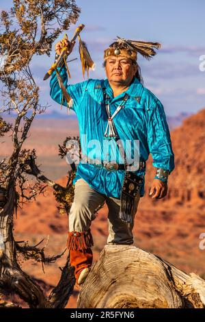 Amerikanischer Navajo-Krieger mit Speer im Monument Valley Navajo Tribal Park, Arizona, USA Stockfoto