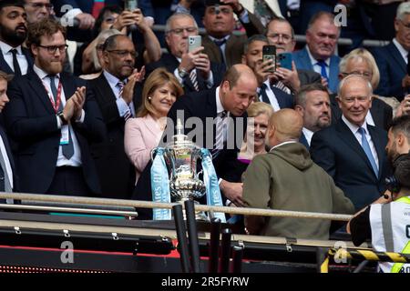 London, Großbritannien. 3. Juni 2023Prince Williams und Pep Guardiola von Manchester City sprechen während des FA-Cup-Finales zwischen Manchester City und Manchester United am Samstag, den 3. Juni 2023 im Wembley Stadium in London. (Foto: Federico Guerra Maranesi | MI News) Guthaben: MI News & Sport /Alamy Live News Stockfoto