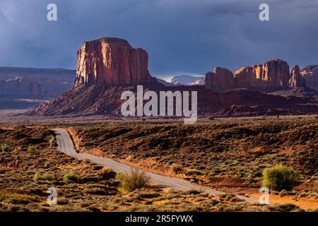 Elephant Butte entlang der malerischen Loop Road im Monument Valley Navajo Tribal Park, Arizona, USA Stockfoto