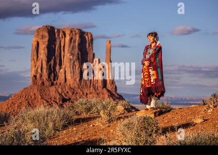 Junges amerikanisches Indianer-Navajo-Mädchen bei Monument Valley Sunset, Arizona, USA Stockfoto