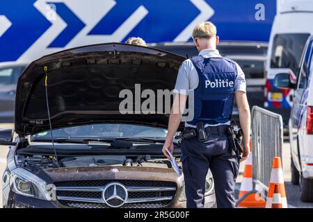 VOEREN - belgische Polizei während eines internationalen Kontrolleinsatzes direkt hinter der Grenze zu den Niederlanden. Polizeibeamte aus den Niederlanden, Belgien und Luxemburg unterziehen Autofahrer im Rahmen der internationalen Bekämpfung des Drogenhandels umfassenden Kontrollen. ANP MARCEL VAN HOORN niederlande raus - belgien raus Stockfoto