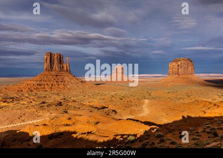 Sonnenuntergang über Mitten Buttes im Monument Valley Navajo Tribal Park, Arizona, USA Stockfoto