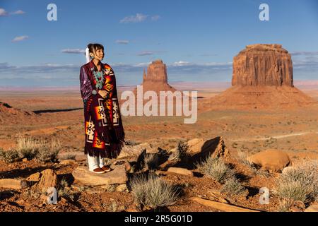 Junges amerikanisches Indianer-Navajo-Mädchen bei Monument Valley Sunset, Arizona, USA Stockfoto