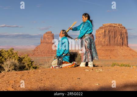 Bei Sonnenuntergang im Monument Valley Navajo Tribal Park, Arizona, USA, wird das Haarkämmerritual der amerikanischen Navajo durchgeführt Stockfoto