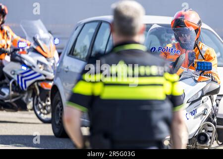 VOEREN - belgische und niederländische Polizei während eines internationalen Kontrolleinsatzes direkt hinter der Grenze zu den Niederlanden. Polizeibeamte aus den Niederlanden, Belgien und Luxemburg unterziehen Autofahrer im Rahmen der internationalen Bekämpfung des Drogenhandels umfassenden Kontrollen. ANP MARCEL VAN HOORN niederlande raus - belgien raus Stockfoto