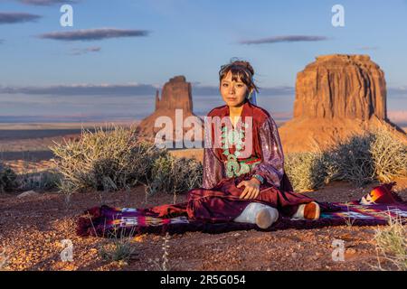 Junges amerikanisches Indianer-Navajo-Mädchen bei Monument Valley Sunset, Arizona, USA Stockfoto