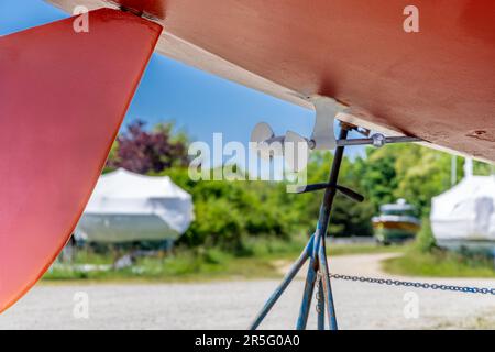 Detailbild der Requisite und des Ruders auf einem Segelboot aus dem Wasser Stockfoto