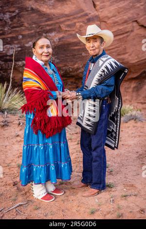 Ein Paar aus den amerikanischen Indianern der Navajo im Mystery Valley of Monument Valley, Navajo Tribal Park, Arizona, USA Stockfoto