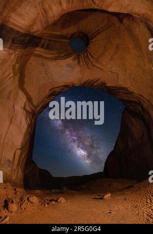 Milky Way Galaxie am Big Hogan Arch im Monument Valley Navajo Tribal Park, Arizona, USA Stockfoto