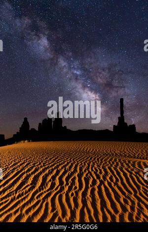 Milky Way Galaxie über den Totem Pole Spires im Monument Valley Navajo Tribal Park, Arizona, USA Stockfoto