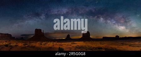 Das Milchstraße-Galaxiepanorama über den Mitten Buttes im Monument Valley Navajo Tribal Park, Arizona, USA Stockfoto