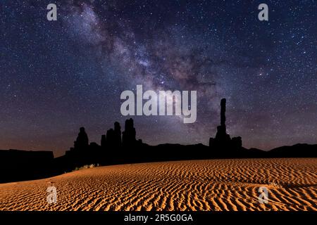 Milky Way Galaxie über den Totem Pole Spires im Monument Valley Navajo Tribal Park, Arizona, USA Stockfoto