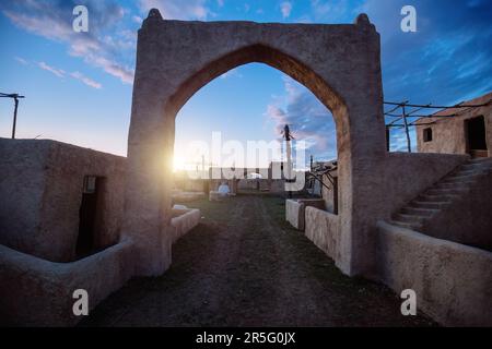 Verlassenes orientalisches Dorf. Zerstörte Häuser mit Strohdächern. Stockfoto