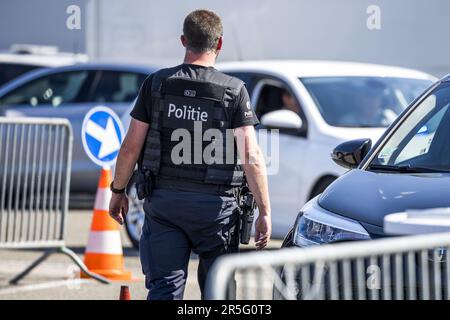 VOEREN - belgische Polizei während eines internationalen Kontrolleinsatzes direkt hinter der Grenze zu den Niederlanden. Polizeibeamte aus den Niederlanden, Belgien und Luxemburg unterziehen Autofahrer im Rahmen der internationalen Bekämpfung des Drogenhandels umfassenden Kontrollen. ANP MARCEL VAN HOORN niederlande raus - belgien raus Stockfoto