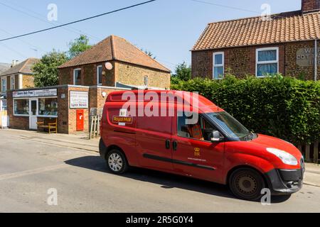 Postfilialbus vor dem Postamt des Dorfes Dersingham in Norfolk. Drohende Schließung im Juni 2023. Stockfoto