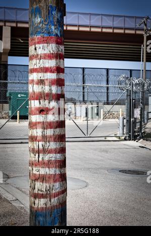 Patriotismus an einem Telefonmast in Chihuahuita, oder dem First ward, gilt als eines der ältesten Viertel von El Paso, Texas. Stockfoto