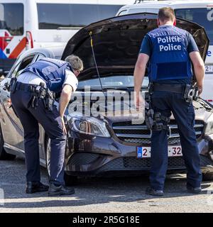 VOEREN - belgische Polizei während eines internationalen Kontrolleinsatzes direkt hinter der Grenze zu den Niederlanden. Polizeibeamte aus den Niederlanden, Belgien und Luxemburg unterziehen Autofahrer im Rahmen der internationalen Bekämpfung des Drogenhandels umfassenden Kontrollen. ANP MARCEL VAN HOORN niederlande raus - belgien raus Stockfoto