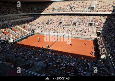 Paris, Frankreich. 03. Juni 2023. Shade bedeckt den Großteil des Hauptplatzes der Roland Garros French Tennis Open während eines Spiels der Doppel in Paris, Frankreich, am Samstag, den 3. Juni 2023. Foto: Maya Vidon-White/UPI Credit: UPI/Alamy Live News Stockfoto