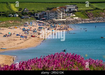 03.06.23. DEVON-WETTER. Die Menschen nutzen das warme Wetter am South Milton Sands in South Devon heute optimal, da die Temperaturen nächste Woche steigen werden Stockfoto