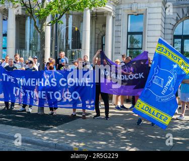 Liverpool, Großbritannien. 03. Juni 2023. Everton Fußballverein-Fans protestieren vor dem Royal Liver Building, Albert Docks. Jack Holland/Pathos Credit: Pathos Images/Alamy Live News Stockfoto