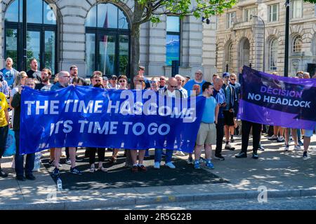 Liverpool, Großbritannien. 03. Juni 2023. Everton Fußballverein-Fans protestieren vor dem Royal Liver Building, Albert Docks. Jack Holland/Pathos Credit: Pathos Images/Alamy Live News Stockfoto