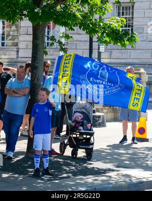 Liverpool, Großbritannien. 03. Juni 2023. Everton Fußballverein-Fans protestieren vor dem Royal Liver Building, Albert Docks. Jack Holland/Pathos Credit: Pathos Images/Alamy Live News Stockfoto