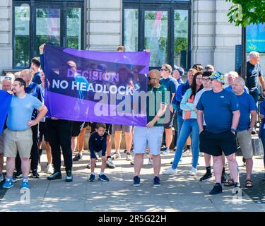 Liverpool, Großbritannien. 03. Juni 2023. Everton Fußballverein-Fans protestieren vor dem Royal Liver Building, Albert Docks. Jack Holland/Pathos Credit: Pathos Images/Alamy Live News Stockfoto